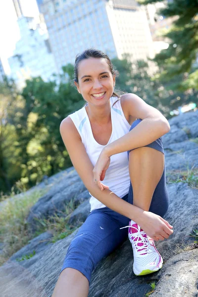 Athletic girl relaxing in Central Park — Stock Photo, Image