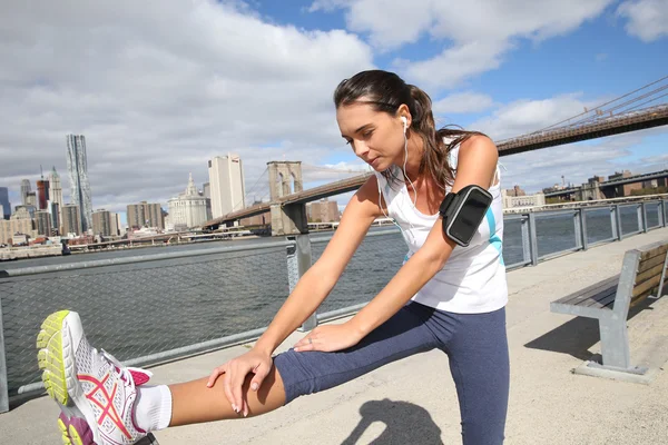 Kvinne som strakk seg ut på Brooklyn Heights promenade – stockfoto