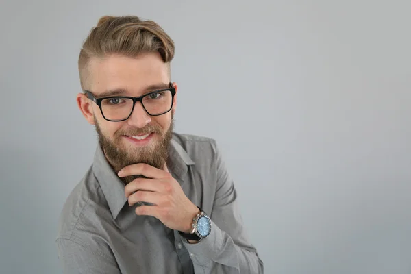 Uomo di tendenza con barba e occhiali — Foto Stock