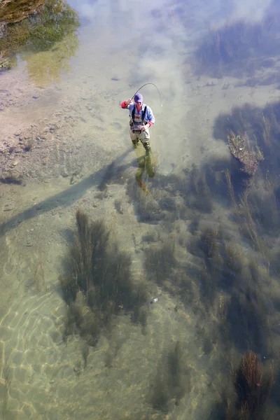 Pescatore pesca a mosca nel fiume — Foto Stock