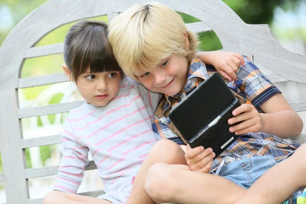 Niños jugando videojuegos Imagen de stock