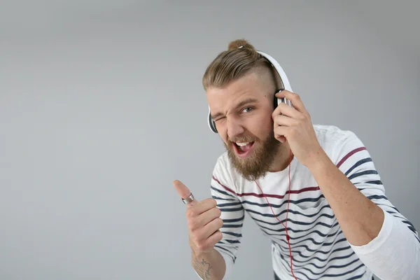 Хлопець з навушниками, показуючи великий палець вгору Ліцензійні Стокові Фото