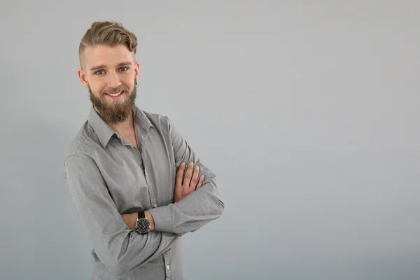 Uomo di tendenza con barba e occhiali Immagine Stock