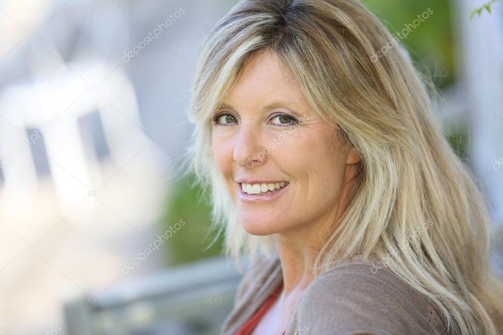 Woman relaxing in outdoor bench