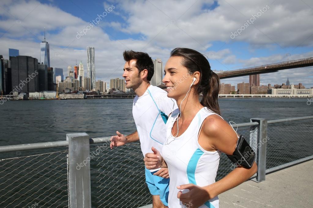 Joggers running on Brooklyn Heights Promenade — Stock Photo