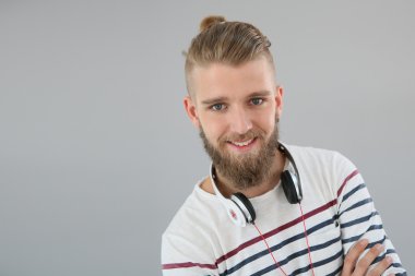 Trendy adamla neşeli stiped gömlek