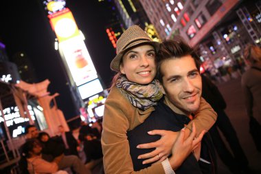 Time Square yılında duran Çift