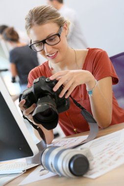 Ofiste çalışan kadın fotoğrafçı