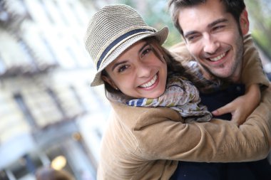 Sırtıma binmek kız arkadaşına veren adam