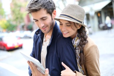 Çift dijital tablet üzerinde bağlı