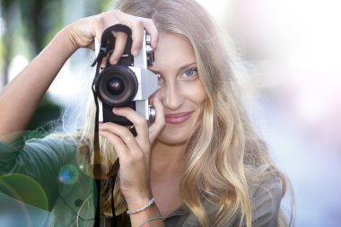 Vintage fotoğraf makinesi kullanan kız