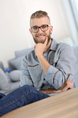 Adam masaya uzatılmış ayaklı