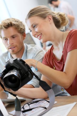 Öğrenciler bir proje üzerinde çalışırken fotoğraf