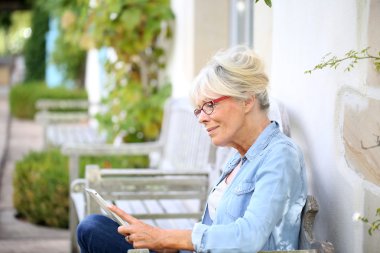 Kadın dışında rahatlatıcı ve tablet kullanma