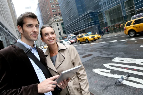 Gente de negocios usando tabletas en Manhattan —  Fotos de Stock