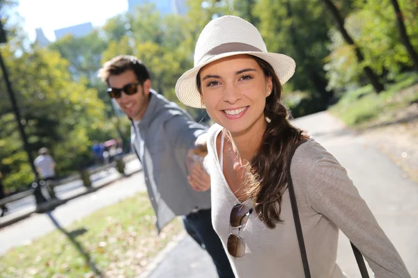 Tourists having fun walking in Central Park — Stock Photo, Image