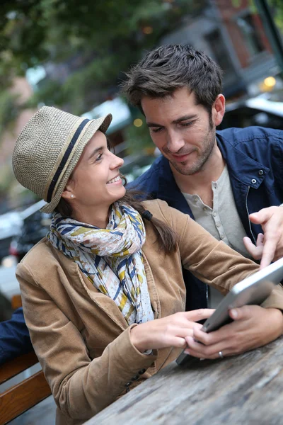 Casal usando tablet digital — Fotografia de Stock