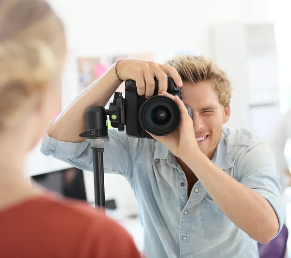 Fotograf fotografowania model w studio — Zdjęcie stockowe