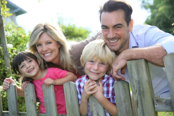 Familjen lutar på staket — Stockfoto