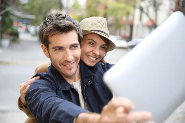 Pareja tomando fotos con la tableta —  Fotos de Stock