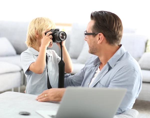 Pequeño niño tomando fotos de papá — Foto de Stock