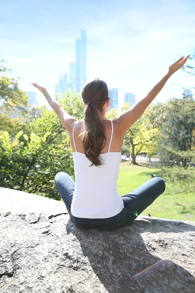 Woman doing yoga exercises in Central Park — Stock Photo, Image