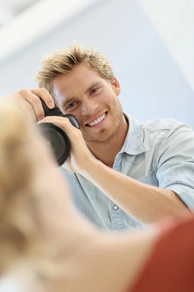 Fotograaf schieten model in studio — Stockfoto