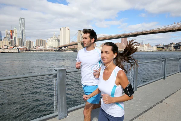 Joggers running on Brooklyn Heights Promenade — Stock Photo, Image