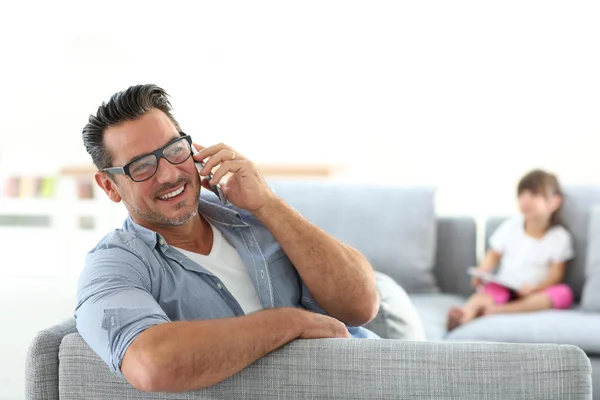 Mannen i soffan prata telefon — Stockfoto