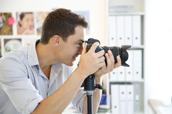 Photographer working in photo agency — Stock Photo, Image