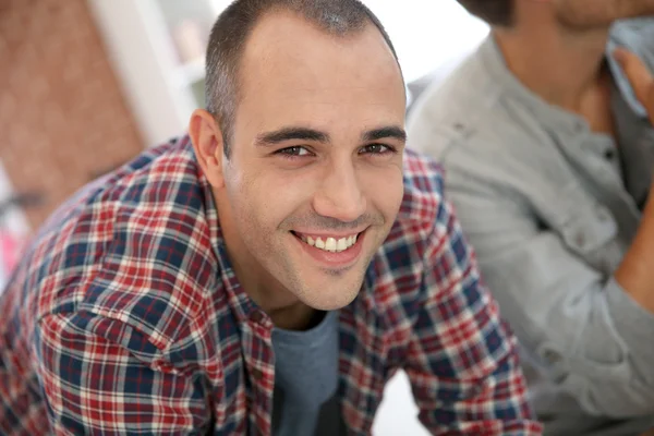 Adam Oda arkadaşı ile paylaşılan daire