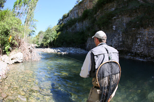 Рыбацкие трусы в пресноводной реке
