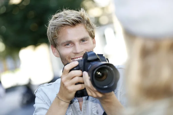 Fotografo fotografa modella di moda — Foto Stock