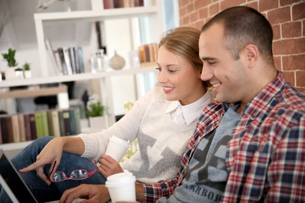 Oda arkadaşı eve websurfing laptop