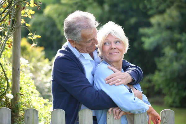 Idősebb pár készenlétben kerítés — Stock Fotó