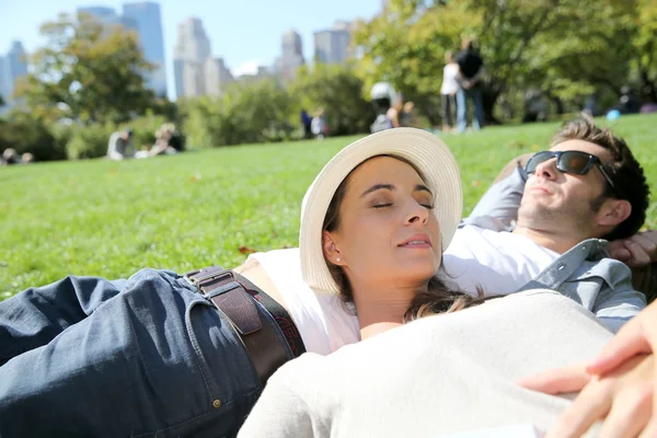Casal relaxante no Central Park — Fotografia de Stock