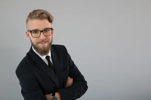 Jovem empresário sorridente — Fotografia de Stock