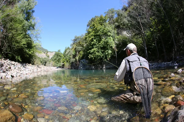 Pêcheur truites de pêche dans la rivière d'eau douce — Photo