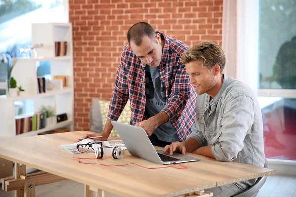 Les hommes étudient devant un ordinateur portable — Photo