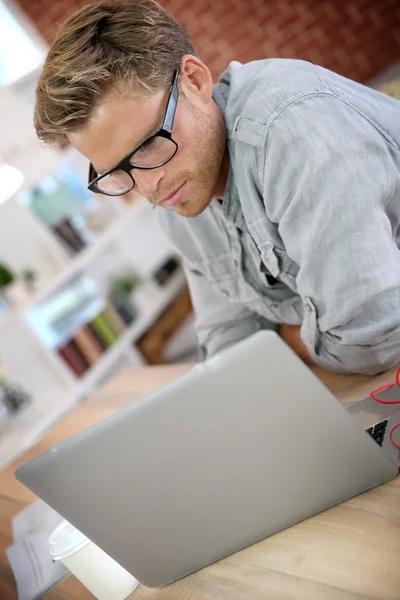 Estudante em casa trabalhando no laptop — Fotografia de Stock