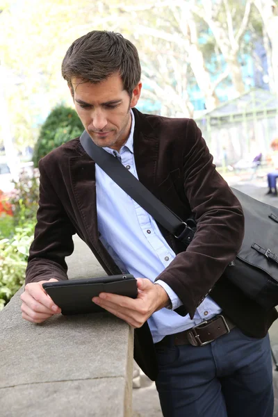 Zakenman met behulp van digitale tablet in park — Stockfoto
