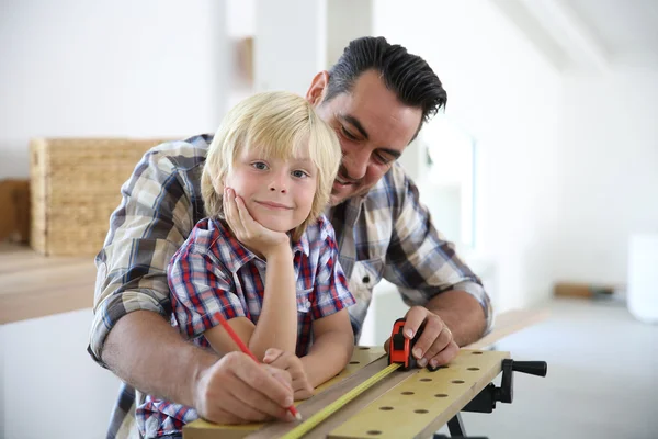Vater mit Kind beim Holzplanken messen — Stockfoto