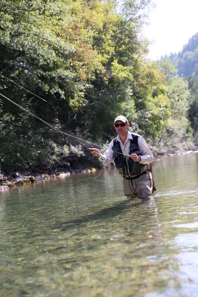 Pêcheur pêchant dans la rivière d'eau douce — Photo