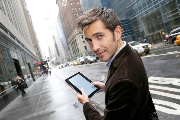 Podnikatel v Manhattanu pomocí tabletu — Stock fotografie