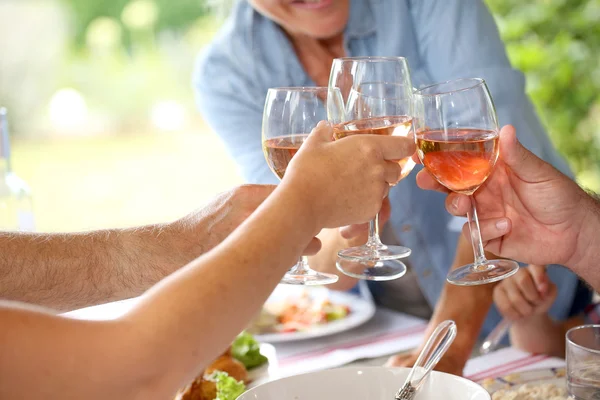 Wine gelas diadakan oleh keluarga saat makan siang — Stok Foto