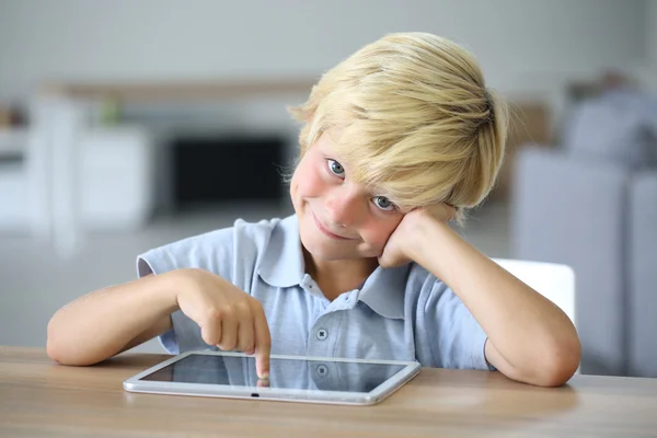 Мальчик играет с цифровым планшетом — стоковое фото