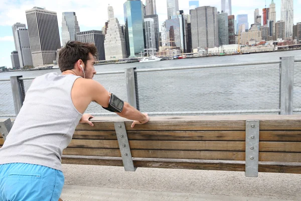 Hombre estirándose en el paseo marítimo de Brooklyn Heights — Foto de Stock