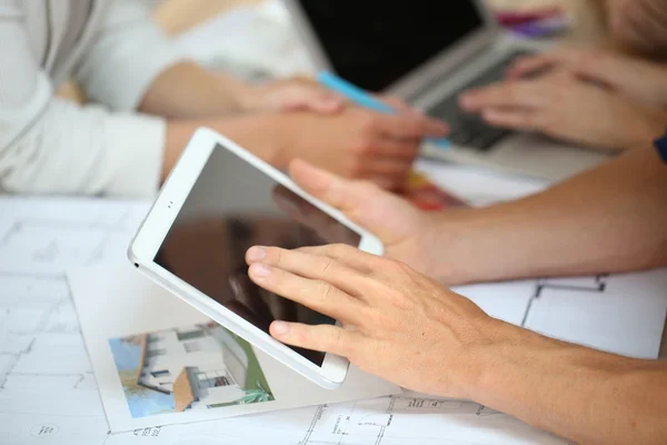 Hände mit digitalem Tablet — Stockfoto