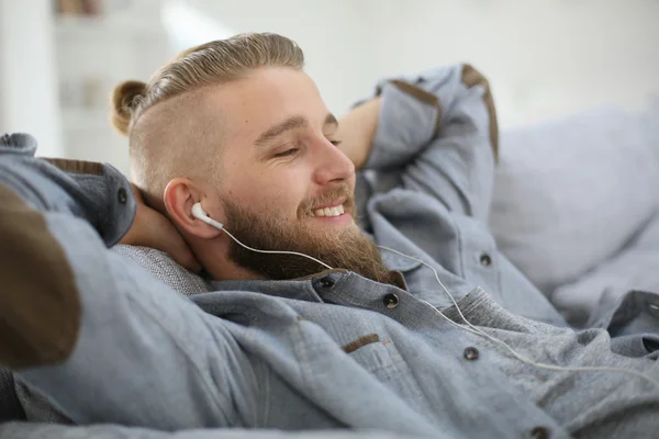 Mann hört Musik — Stockfoto