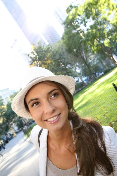 Ragazza a piedi nel Madison Square Park — Foto Stock